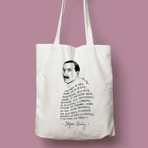 Tote bag de color natural con ilustración y cita de Stefan Zweig en español.