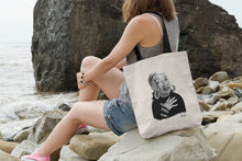 Cargar imagen en el visor de la galería, Tote bag natural con asa negra con ilustración de Toni Morrison por Fernando Vicente