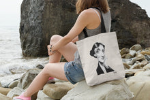 Cargar imagen en el visor de la galería, Tote bag natural con asa negra con ilustración de Virginia Woolf por Fernando Vicente