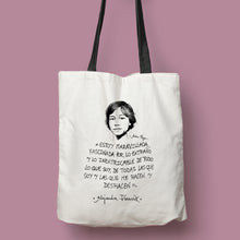 Cargar imagen en el visor de la galería, Tote bag color natural con asa negra con ilustración y cita de Alejandra Pizarnik.