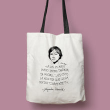 Cargar imagen en el visor de la galería, Tote bag color natural con asa negra con ilustración y cita de Alejandra Pizarnik.