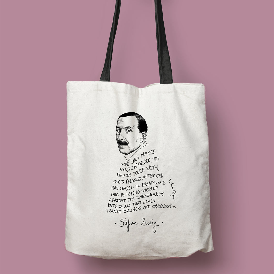 Tote bag de color natural con asa negra con ilustración y cita de Stefan Zweig en inglés.