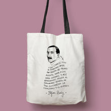 Cargar imagen en el visor de la galería, Tote bag de color natural con asa negra con ilustración y cita de Stefan Zweig en español.
