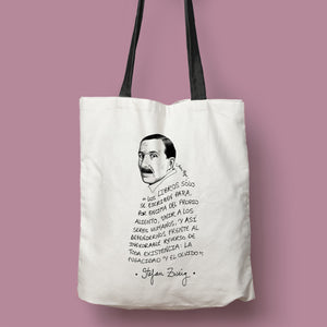 Tote bag de color natural con asa negra con ilustración y cita de Stefan Zweig en español.