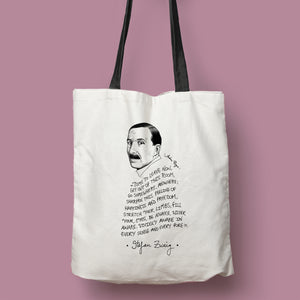 Tote bag de color natural con asa negra con ilustración y cita de Stefan Zweig en inglés.