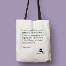 Cargar imagen en el visor de la galería, Tote bag natural con asa negra de la colección Quotes &amp; Co con cita de André Gide sobre la lectura