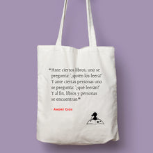 Cargar imagen en el visor de la galería, Tote bag natural con asa natural de la colección Quotes &amp; Co con cita de André Gide sobre la lectura