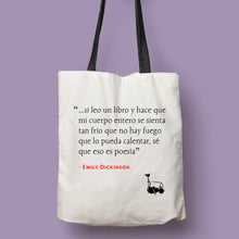 Cargar imagen en el visor de la galería, Tote bag natural con asa negra de la colección Quotes &amp; Co con cita de Emily Dickinson sobre la lectura
