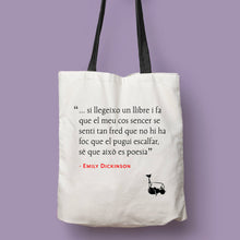 Cargar imagen en el visor de la galería, Tote bag natural con asa negra de la colección Lectorix con cita de Emily Dickinson sobre la lectura