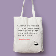 Cargar imagen en el visor de la galería, Tote bag natural con asa natural de la colección Quotes &amp; Co con cita de Emily Dickinson sobre la lectura