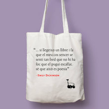 Cargar imagen en el visor de la galería, Tote bag natural con asa natural de la colección Lectorix con cita de Emily Dickinson sobre la lectura