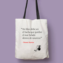 Cargar imagen en el visor de la galería, Tote bag natural con asa negra de la colección Quotes &amp; Co con cita de Franz Kafka sobre la lectura