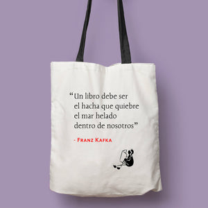 Tote bag natural con asa negra de la colección Quotes & Co con cita de Franz Kafka sobre la lectura