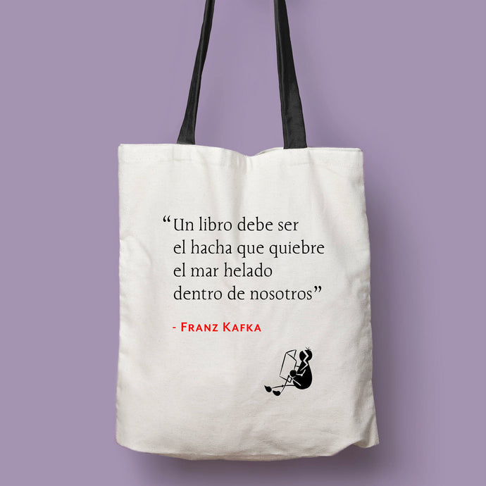 Tote bag natural con asa negra de la colección Quotes & Co con cita de Franz Kafka sobre la lectura