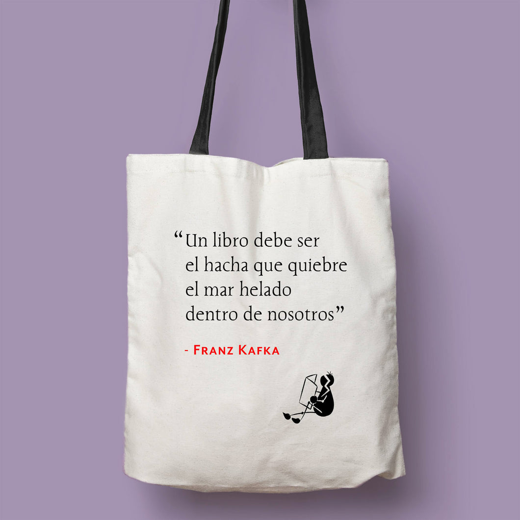 Tote bag natural con asa negra de la colección Quotes & Co con cita de Franz Kafka sobre la lectura