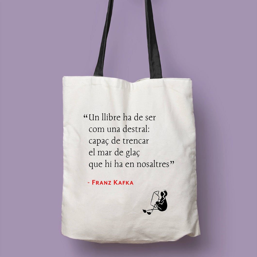 Tote bag natural con asa negra de la colección Lectorix con cita de Franz Kafka sobre la lectura en catalán