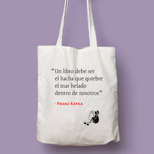 Cargar imagen en el visor de la galería, Tote bag natural con asa natural de la colección Quotes &amp; Co con cita de Franz Kafka sobre la lectura