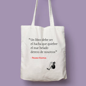 Tote bag natural con asa natural de la colección Quotes & Co con cita de Franz Kafka sobre la lectura