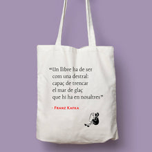 Cargar imagen en el visor de la galería, Tote bag natural con asa natural de la colección Lectorix con cita de Franz Kafka sobre la lectura en catalán