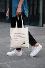 Cargar imagen en el visor de la galería, Tote bag natural con asa natural de la colección Quotes &amp; Co con cita de Franz Kafka sobre la lectura
