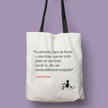 Cargar imagen en el visor de la galería, Tote bag natural con asa negra de la colección Lectorix con cita de Jane Austen sobre la lectura en catalán