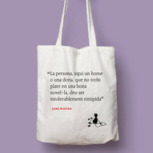 Cargar imagen en el visor de la galería, Tote bag natural con asa natural de la colección Lectorix con cita de Jane Austen sobre la lectura en catalán