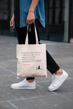 Cargar imagen en el visor de la galería, Tote bag natural con asa negra de la colección Lectorix con cita de Jane Austen sobre la lectura en catalán