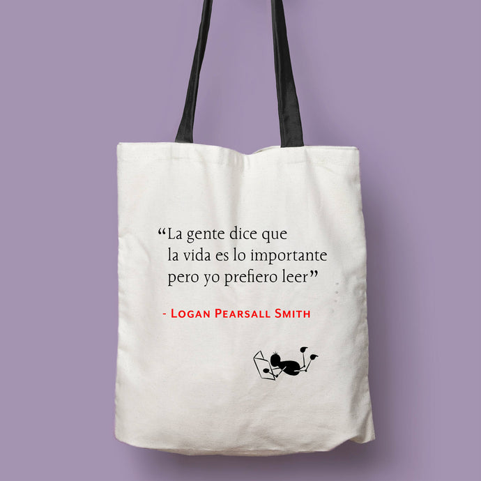 Tote bag natural con asa negra de la colección Quotes & Co con cita de Logan Pearsall Smith sobre la lectura
