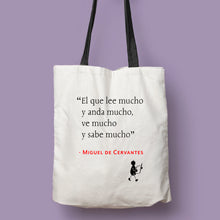 Cargar imagen en el visor de la galería, Tote bag natural con asa negra de la colección Quotes &amp; Co con cita de Miguel de Cervantes sobre la lectura