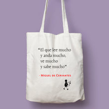 Cargar imagen en el visor de la galería, Tote bag natural con asa natural de la colección Quotes &amp; Co con cita de Miguel de Cervantes sobre la lectura