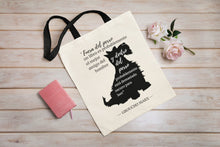 Cargar imagen en el visor de la galería, Tote bag color natural con asa negra de la colección Quotes &amp; Co con ilustración de perro y cita de Groucho Marx.