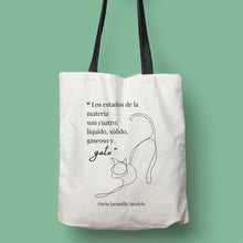Cargar imagen en el visor de la galería, Tote bag color natural con asa negra de la colección Quotes &amp; Co con ilustración de gato y cita de Darío Jaramillo Agudelo.