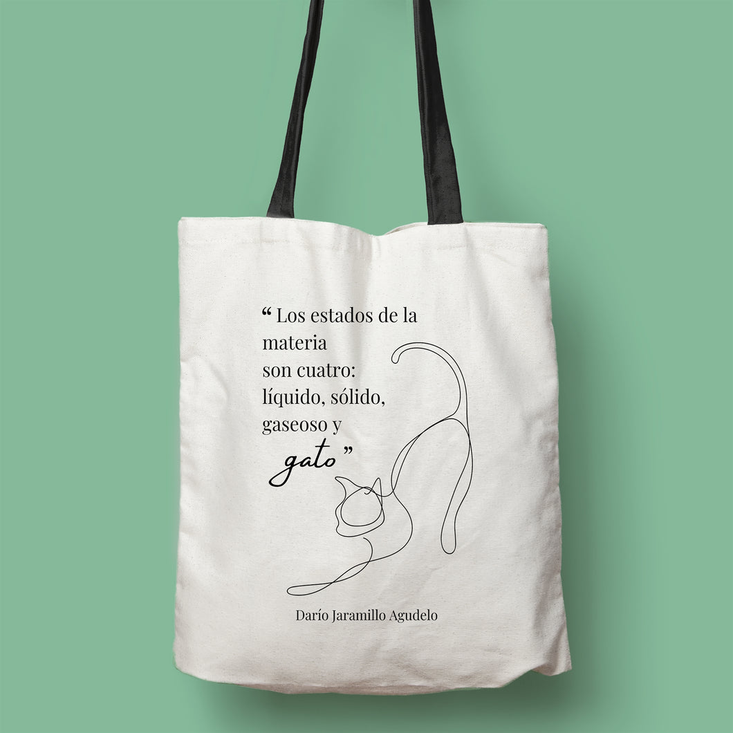 Tote bag color natural con asa negra de la colección Quotes & Co con ilustración de gato y cita de Darío Jaramillo Agudelo.