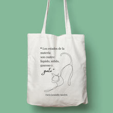 Cargar imagen en el visor de la galería, Tote bag color natural con asa natural de la colección Quotes &amp; Co con ilustración de gato y cita de Darío Jaramillo Agudelo.
