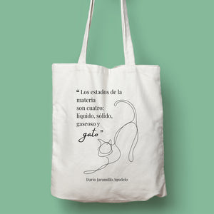 Tote bag color natural con asa natural de la colección Quotes & Co con ilustración de gato y cita de Darío Jaramillo Agudelo.