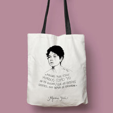 Cargar imagen en el visor de la galería, Tote bag Alfonsina Storni &#39;Andas por esos mundos...&#39;