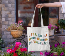 Cargar imagen en el visor de la galería, Tote bag &#39;Leer es viajar&#39; II