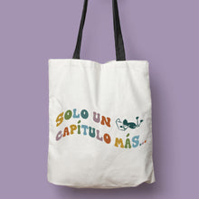 Cargar imagen en el visor de la galería, Tote bag &#39;Un capítulo más...&quot; II