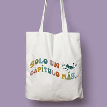 Cargar imagen en el visor de la galería, Tote bag &#39;Un capítulo más...&quot; II