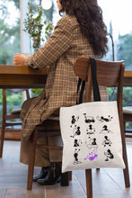 Cargar imagen en el visor de la galería, Tote bag natural con asa negra de la colección Lectorix con 12 figuras de personas leyendo. 