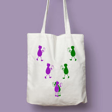 Cargar imagen en el visor de la galería, Tote bag natural con asa natural de la colección Lectorix con una pareja de figuras leyendo y abrazándose.