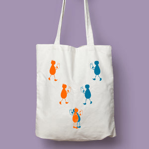 Tote bag natural con asa natural de la colección Lectorix con una pareja de figuras leyendo y abrazándose.