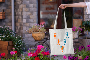 Tote bag natural con asa natural de la colección Lectorix con una pareja de figuras leyendo y abrazándose.