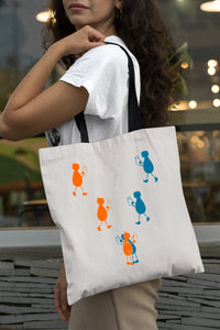 Tote bag natural con asa negra de la colección Lectorix con una pareja de figuras leyendo y abrazándose.