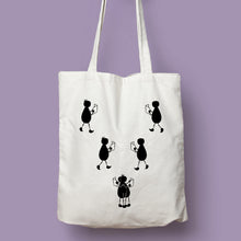 Cargar imagen en el visor de la galería, Tote bag natural con asa natural de la colección Lectorix con una pareja de figuras leyendo y abrazándose.