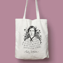 Cargar imagen en el visor de la galería, Tote bag natural con asa natural con ilustración y cita de Emily Dickinson en español.