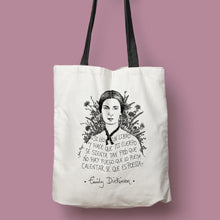 Cargar imagen en el visor de la galería, Tote bag natural con asa negra con ilustración y cita de Emily Dickinson en español.