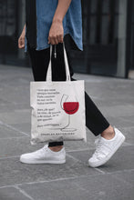 Cargar imagen en el visor de la galería, Tote bag color natural con asa natural de la colección Quotes &amp; Co con ilustración de copa de vino y cita de Charles Baudelaire..