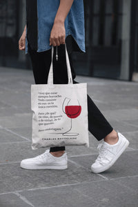 Tote bag color natural con asa natural de la colección Quotes & Co con ilustración de copa de vino y cita de Charles Baudelaire..
