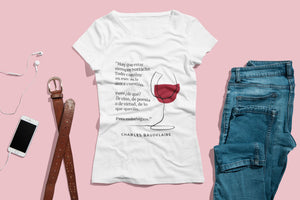 Camiseta blanca mujer de la colección Quotes & Co con ilustración de copa de vino y cita de Charles Baudelaire.